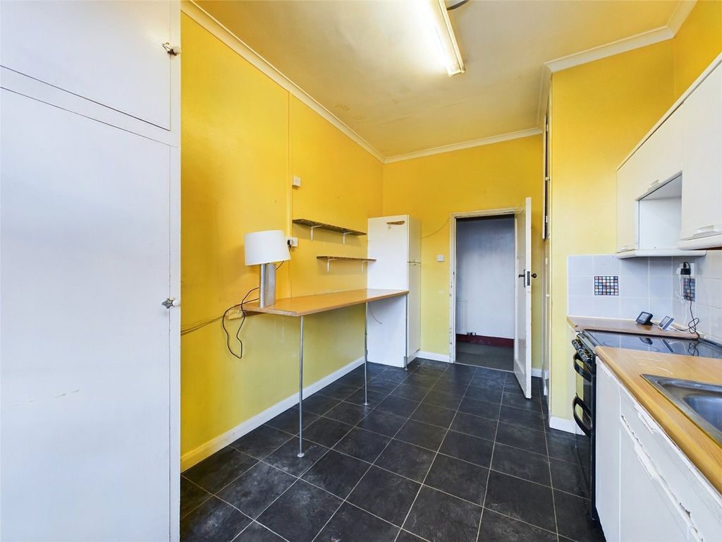 Property photo 3 of 10 Kitchen Alt