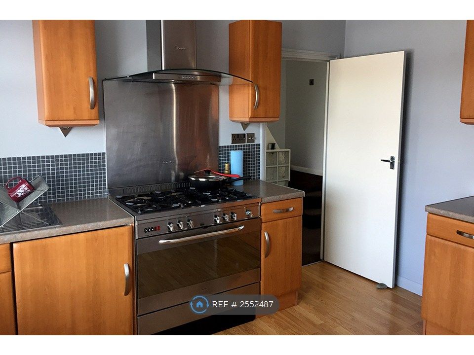 Property photo 2 of 11 Kitchen