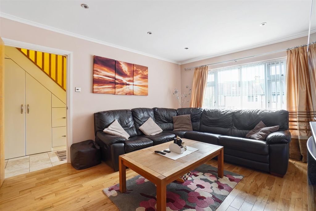 Property photo 2 of 19 Wannock Gardens Ig6 2Sh (44).Jpg