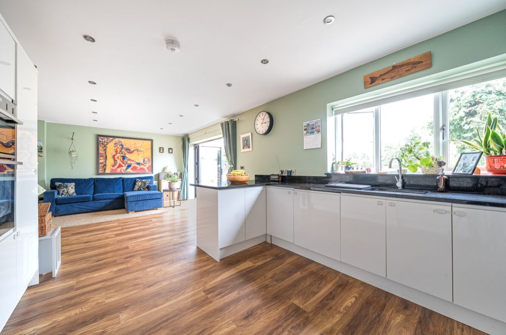 Property photo 2 of 24 -6896098B3c44B-l-1335985-22-6895252097d25-Arw-1