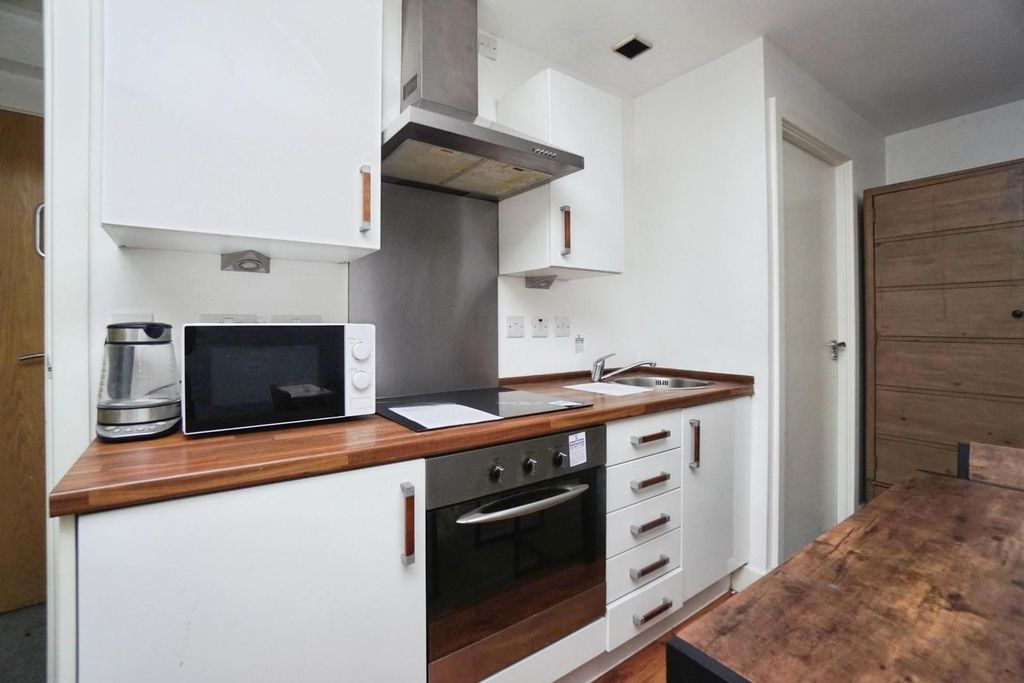 Property photo 3 of 9 Kitchen