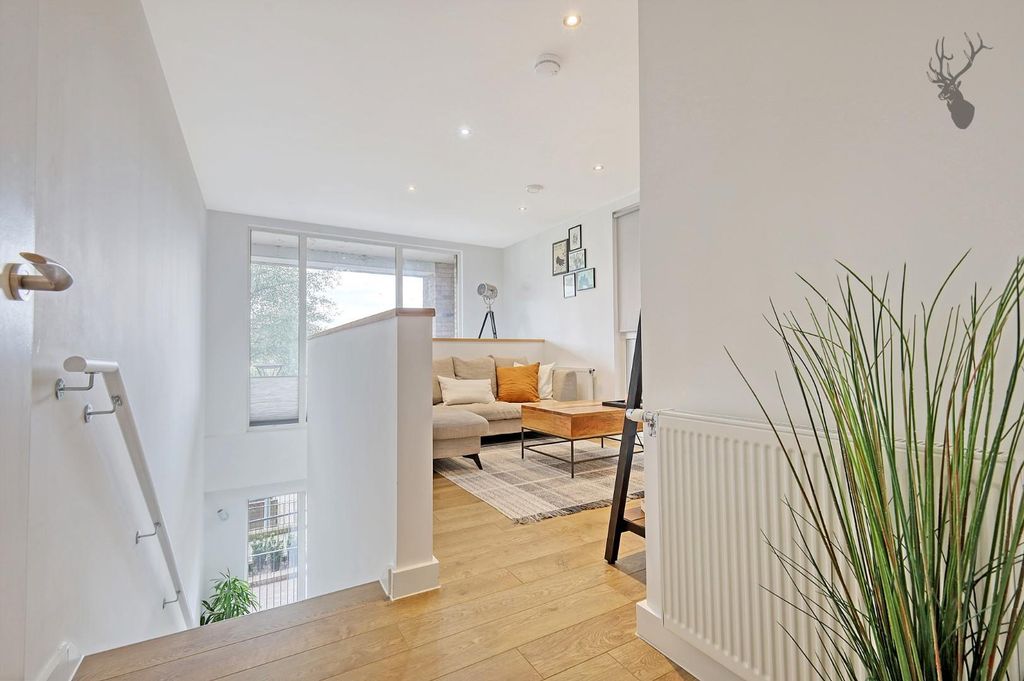 Property photo 2 of 25