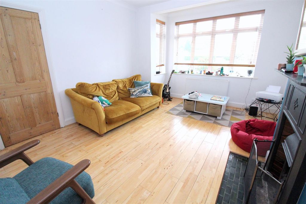 Property photo 3 of 16 113 Sandridge Road - Living Room - 2.Jpg
