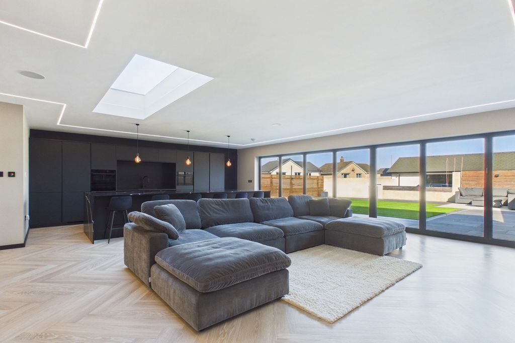 Property photo 1 of 43