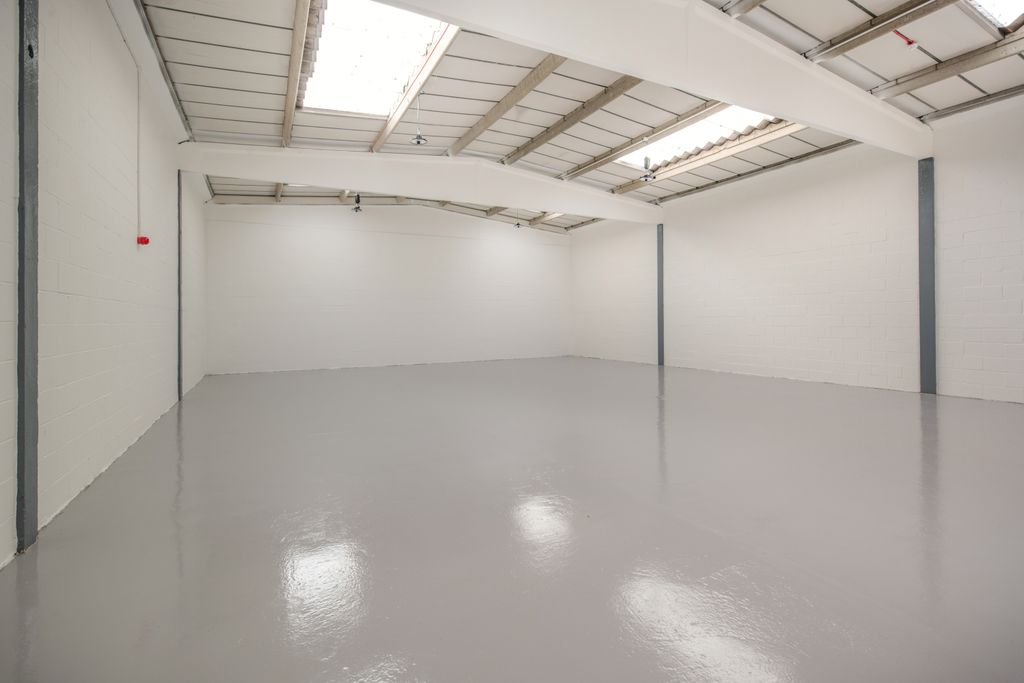 Property photo 3 of 9 8700376-Interior01-800