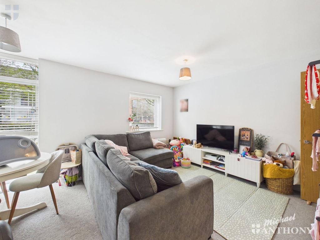 Property photo 3 of 10 Cam03852G0-Pr0608-Still007