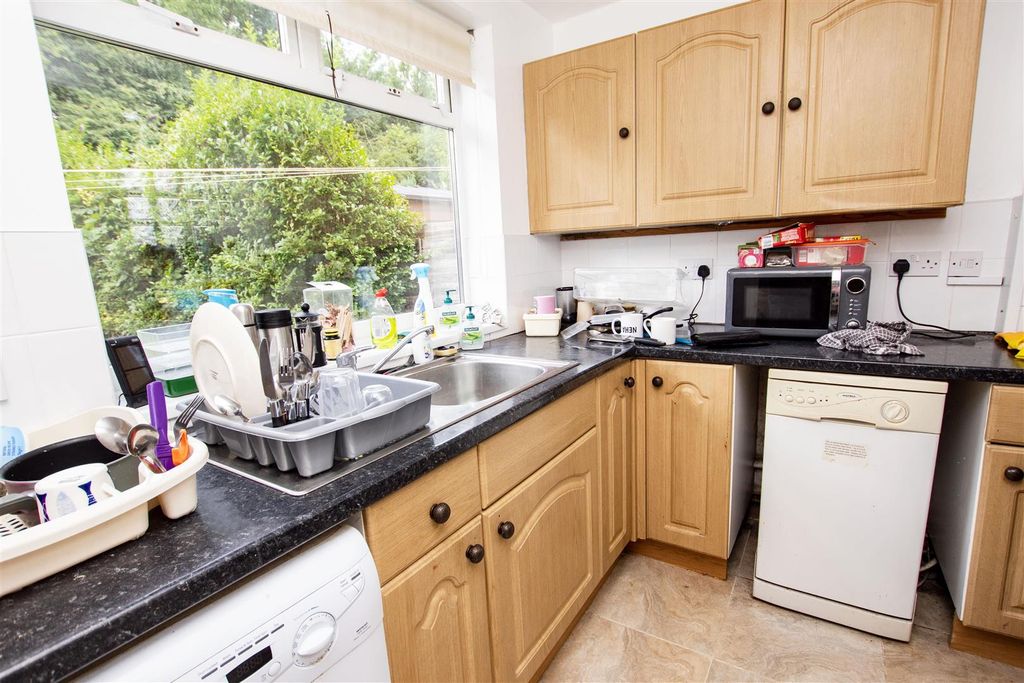 Property photo 3 of 7 Kitchen