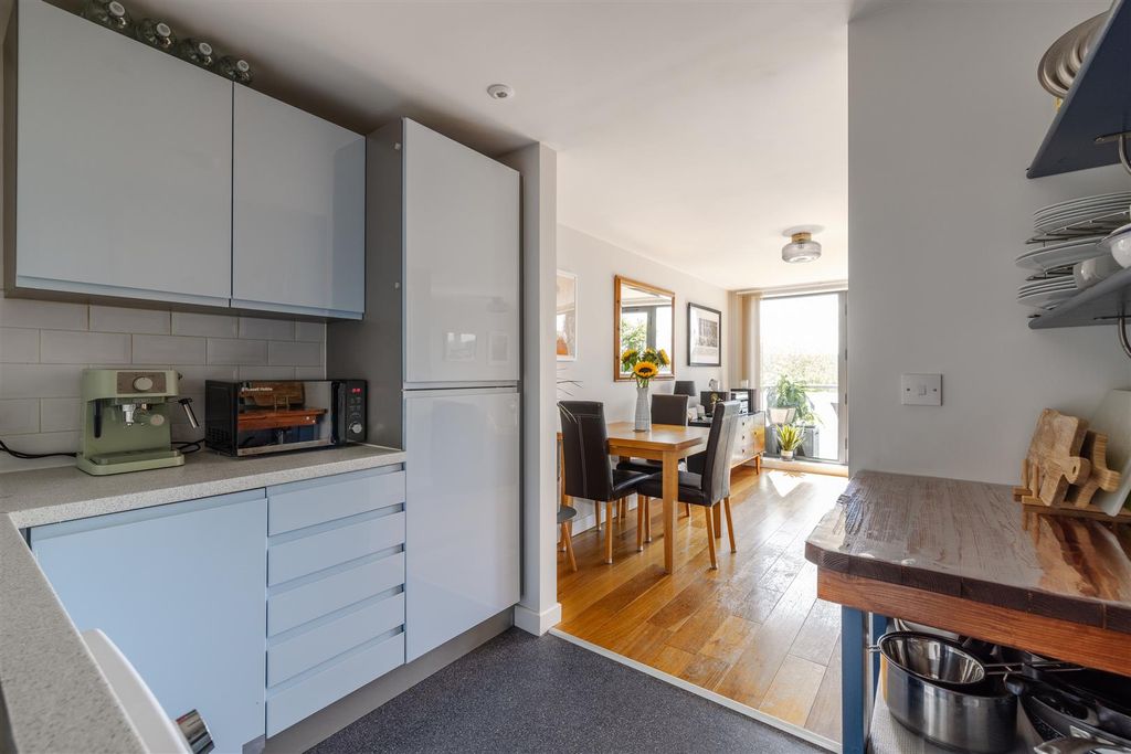 Property photo 3 of 19 Church Avenue, E4