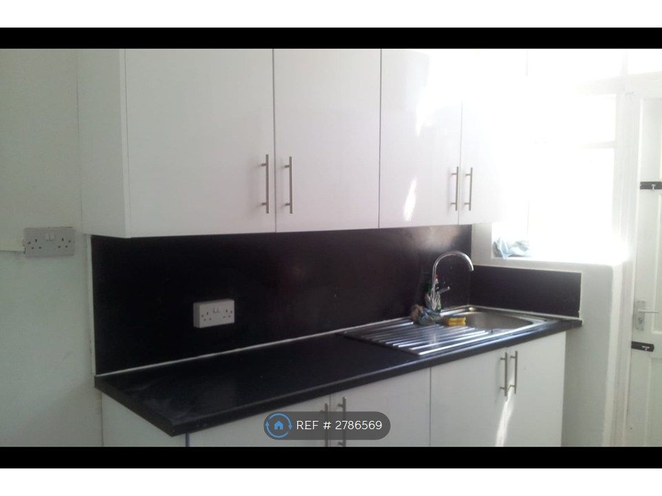 Property photo 3 of 10 Kitchen