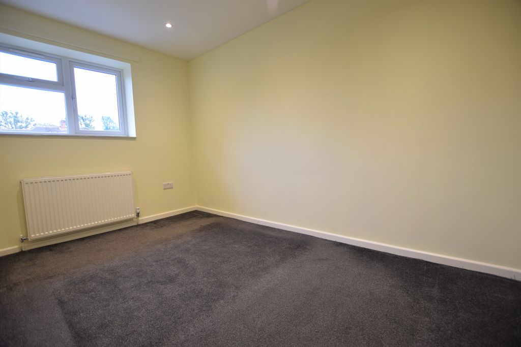 Property photo 3 of 7 Bed 1