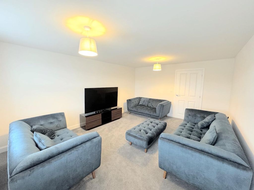 Property photo 3 of 17 Lounge