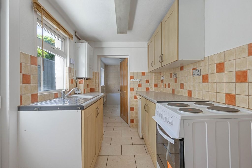 Property photo 3 of 11 9 Elderton Road, Se26 - 8.Jpg