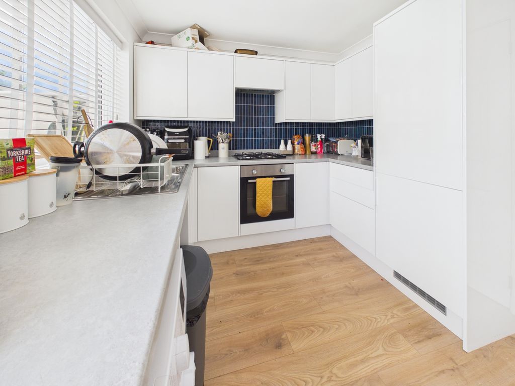 Property photo 3 of 11 Kitchen