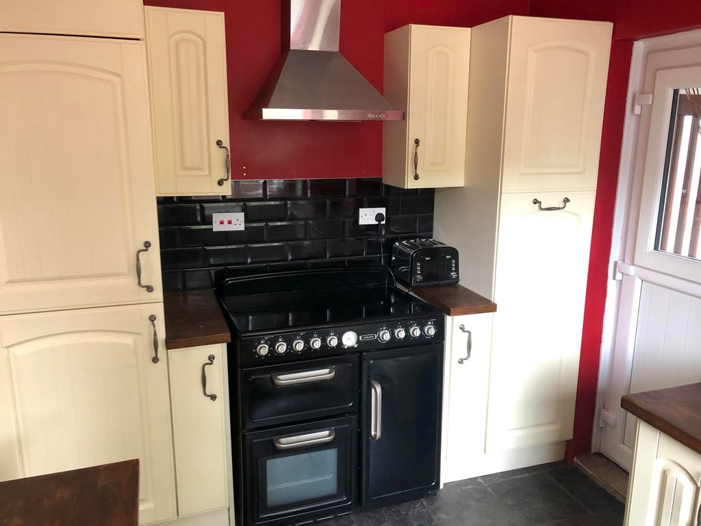 Property photo 3 of 19 Kitchen