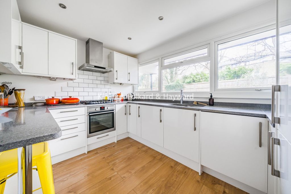 Property photo 2 of 6 Kitchen