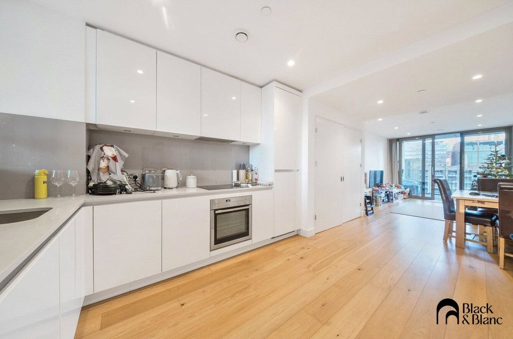 Property photo 2 of 25 Kitchen/Reception