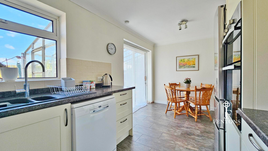 Property photo 3 of 19 Kitchen