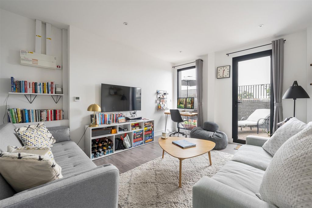 Property photo 2 of 20 High Road, E10