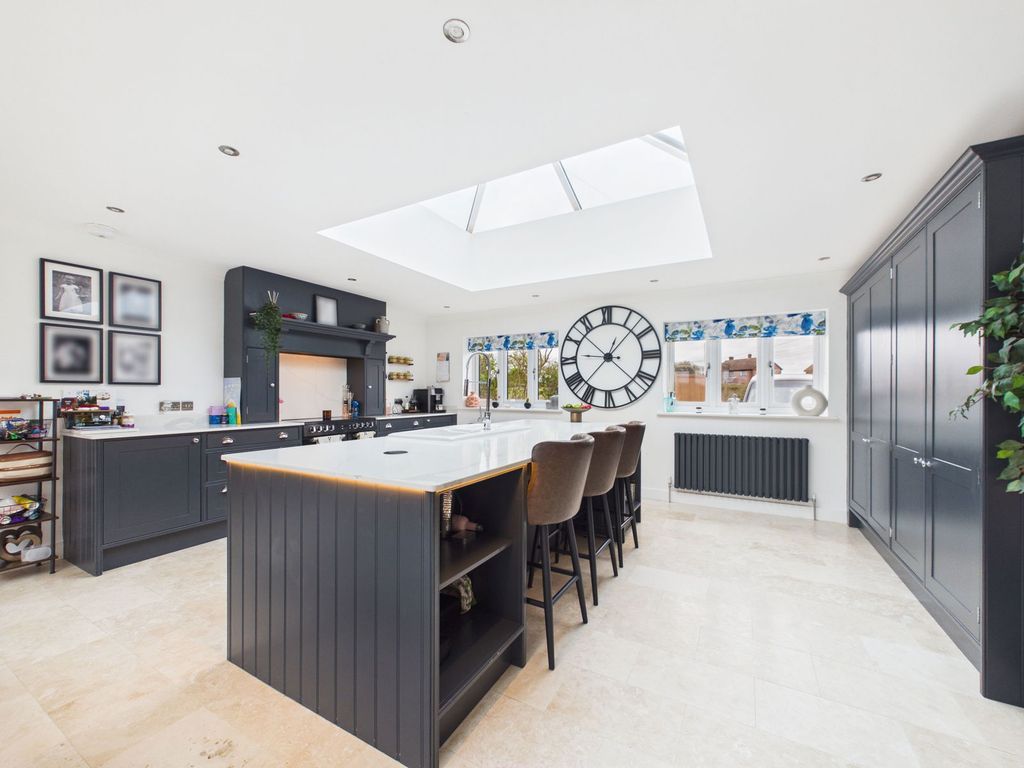 Property photo 3 of 32