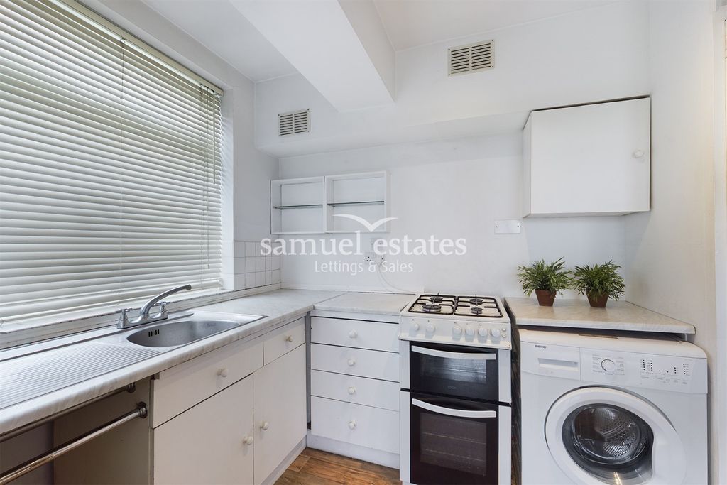 Property photo 3 of 9 Kitchen