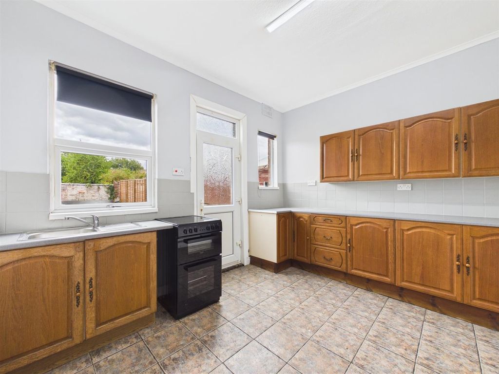 Property photo 3 of 8 Kitchen
