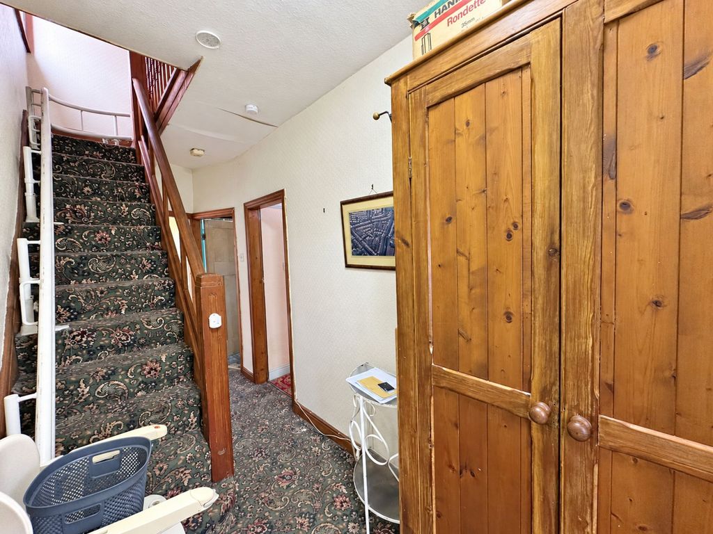 Property photo 2 of 18 Hallway