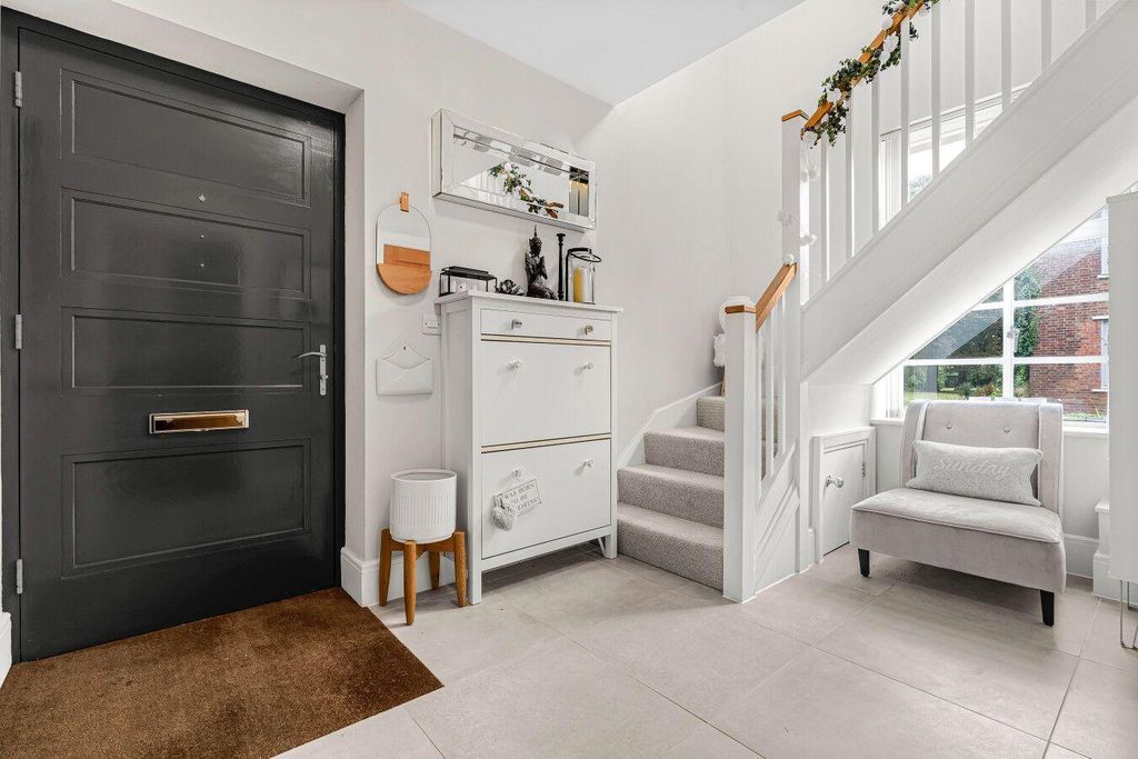 Property photo 2 of 20 Entrance Hall