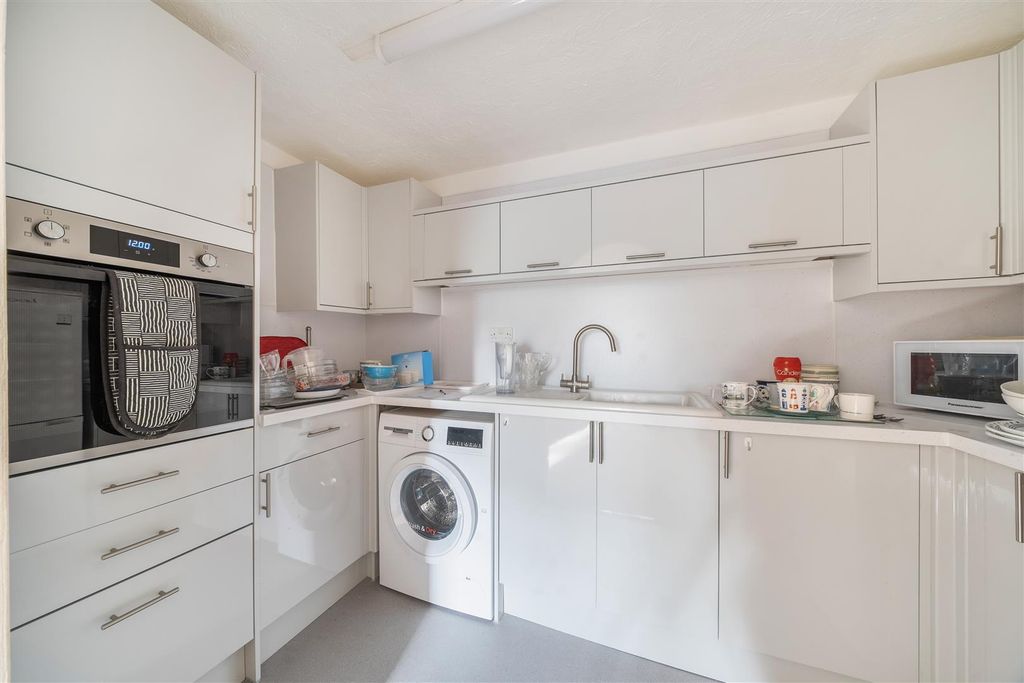 Property photo 3 of 14 Kitchen