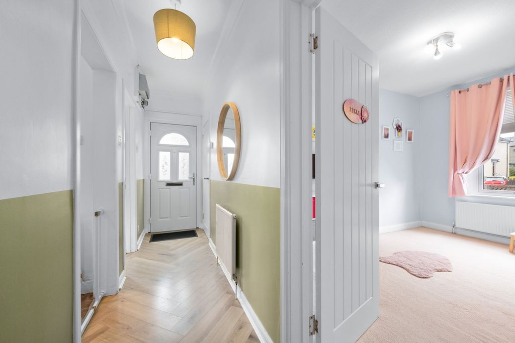 Property photo 2 of 18 Hallway