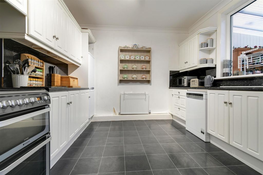 Property photo 3 of 30 Kitchen