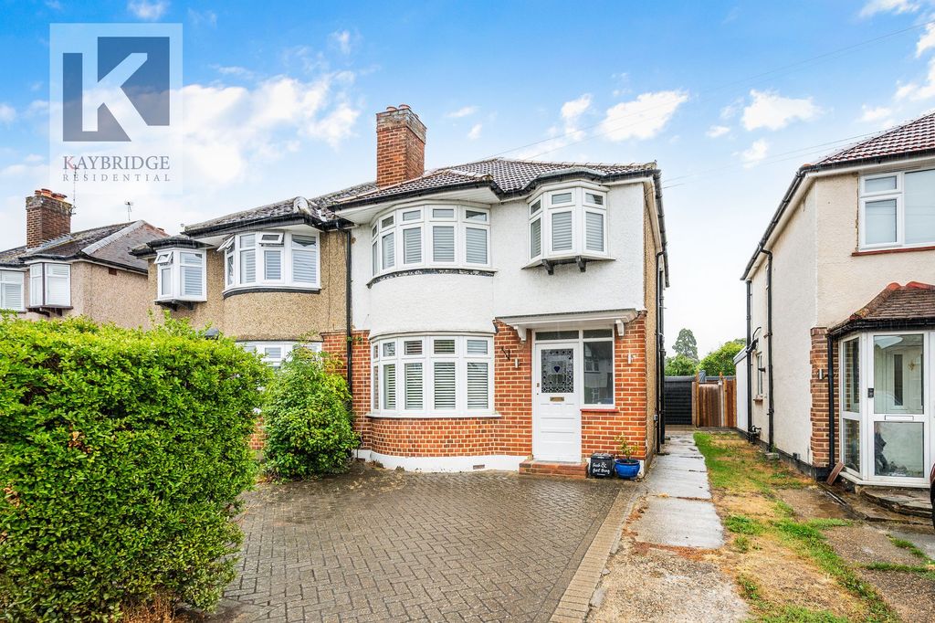 Property photo 1 of 12 Willow Way, Epsom - Kt19 0Ej