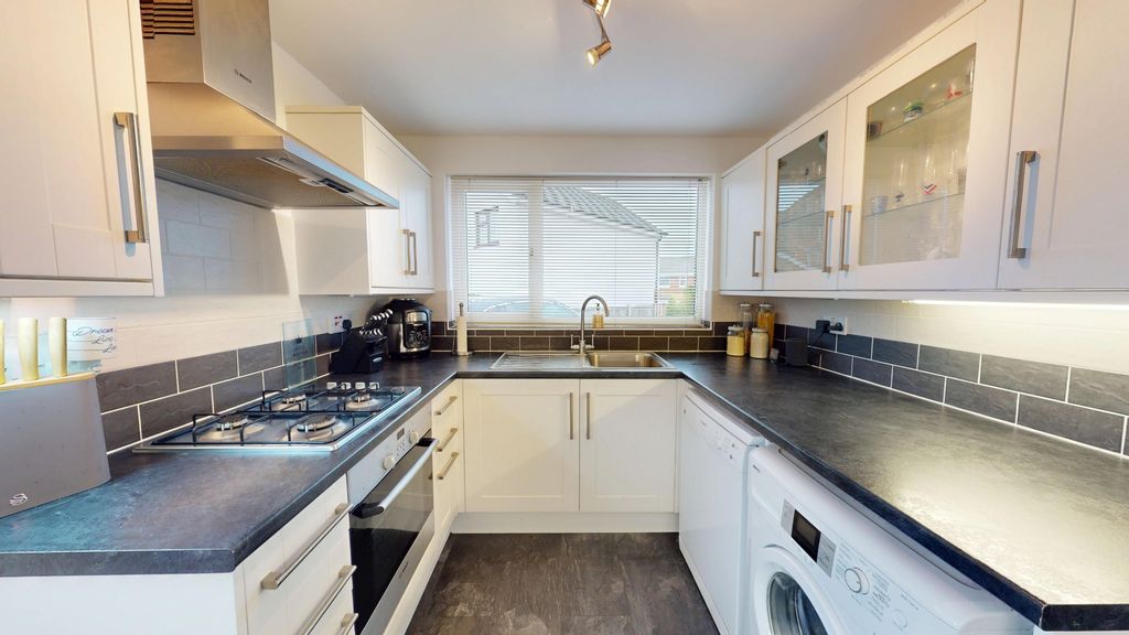 Property photo 3 of 15 Palmer Close