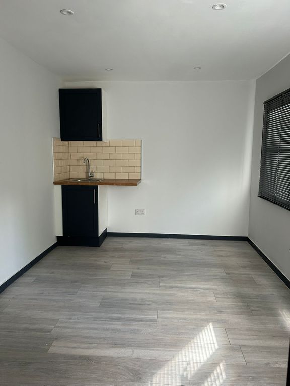 Additional image 6 of 6 bed shared accommodation to rentRaymond Crescent, Guildford GU2