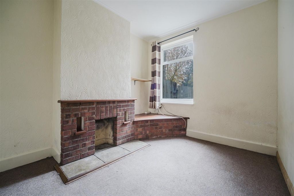 Property photo 3 of 12 170 Framfield Recp 2.Jpg