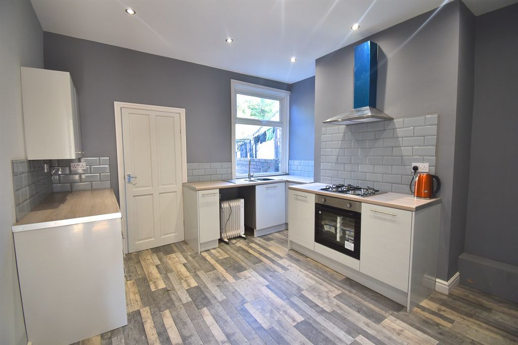 Property photo 3 of 9 Kitchen