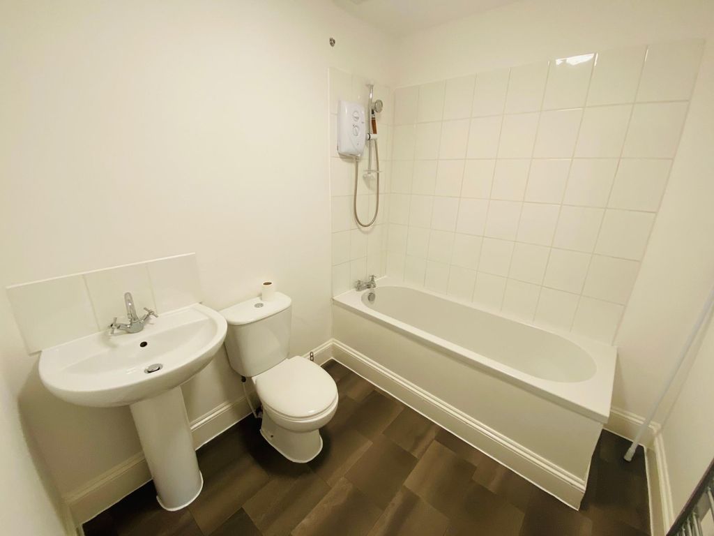 Property photo 3 of 7 En-Suite Bathroom