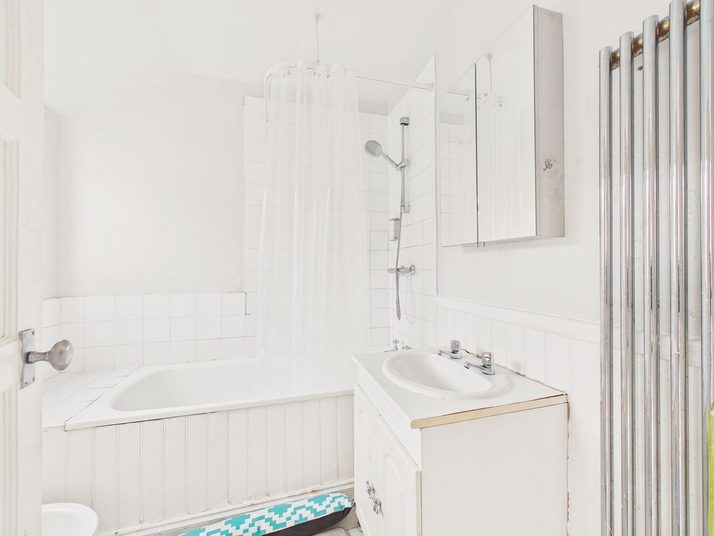 Property photo 3 of 9 Bathroom