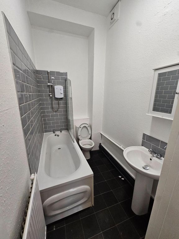 Property photo 3 of 6 Photograph 1