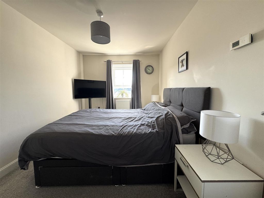 Property photo 3 of 18 Master Bedroom