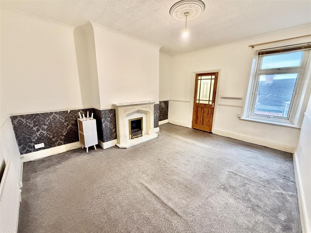 Property photo 2 of 9 Lounge