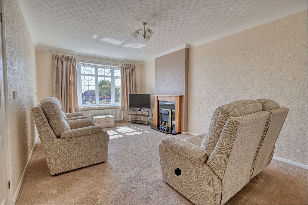 Property photo 3 of 11 Lounge