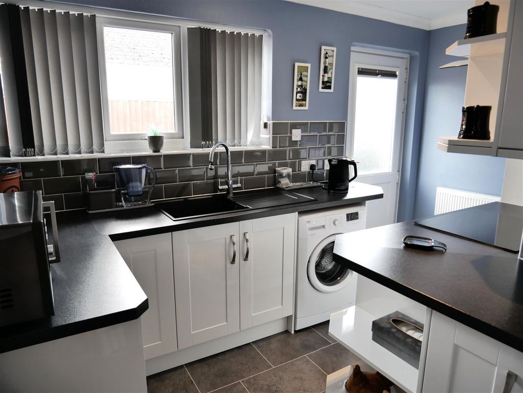 Property photo 3 of 17 Kitchen