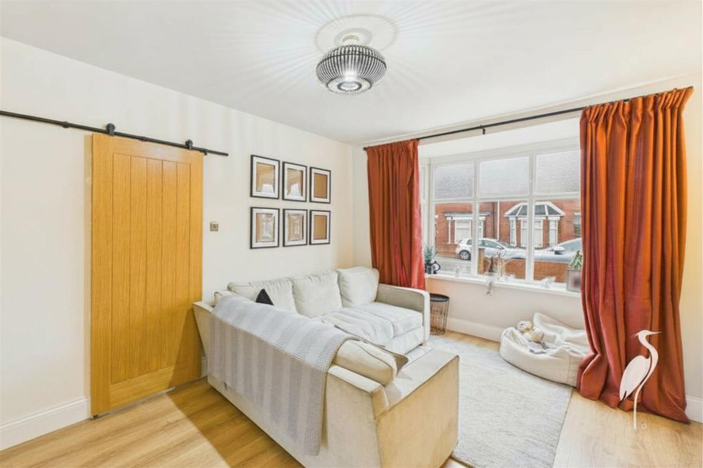 Property photo 3 of 24 Lounge