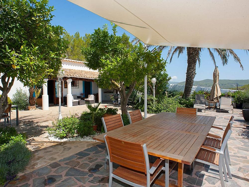 Property photo 2 of 27