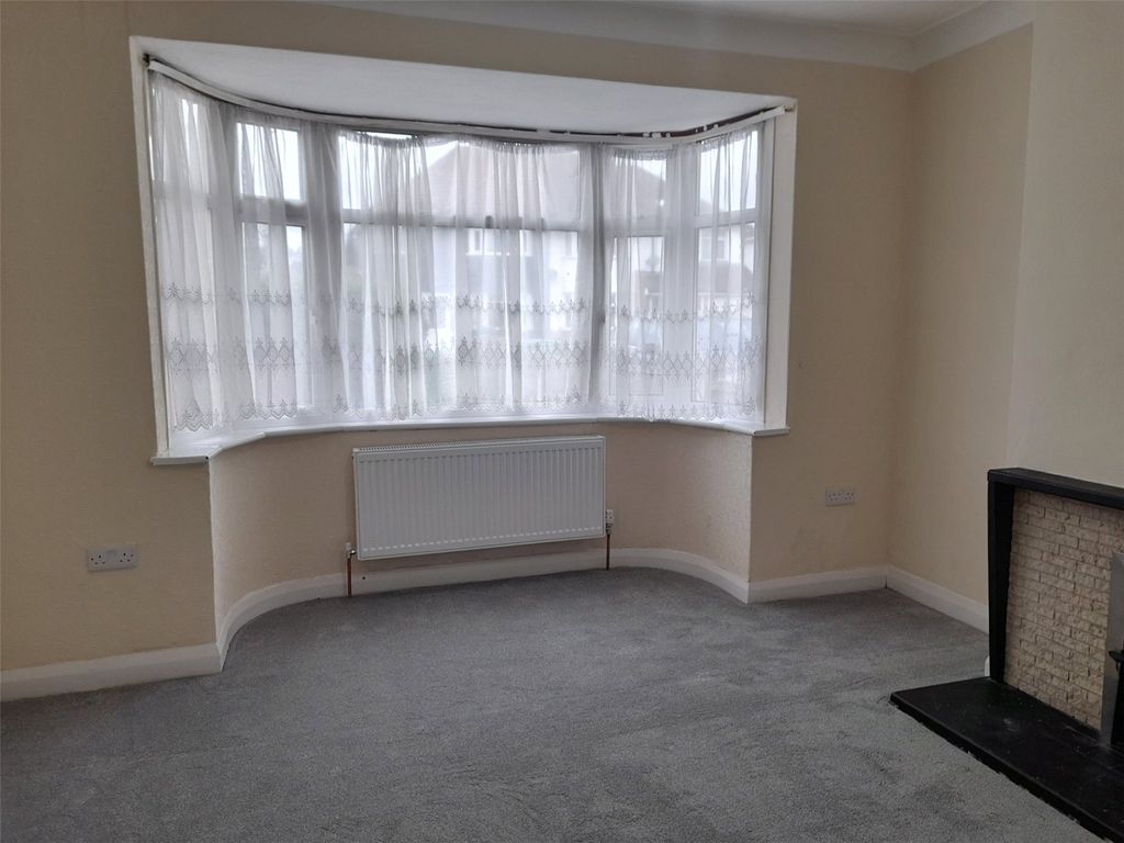 Property photo 2 of 11 Lounge