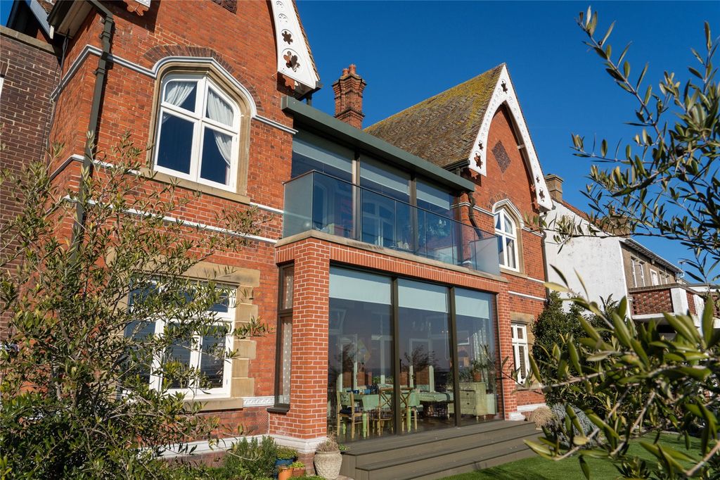 Property photo 2 of 16 Harbour House