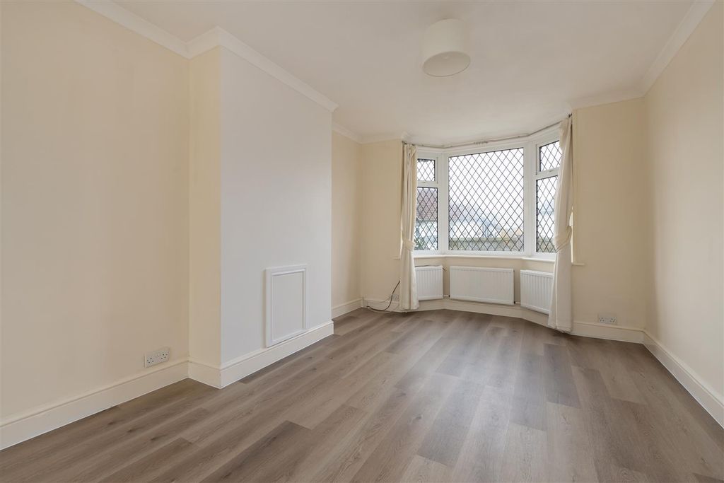 Property photo 3 of 15 Manor Road, Tankerton, Whitstable