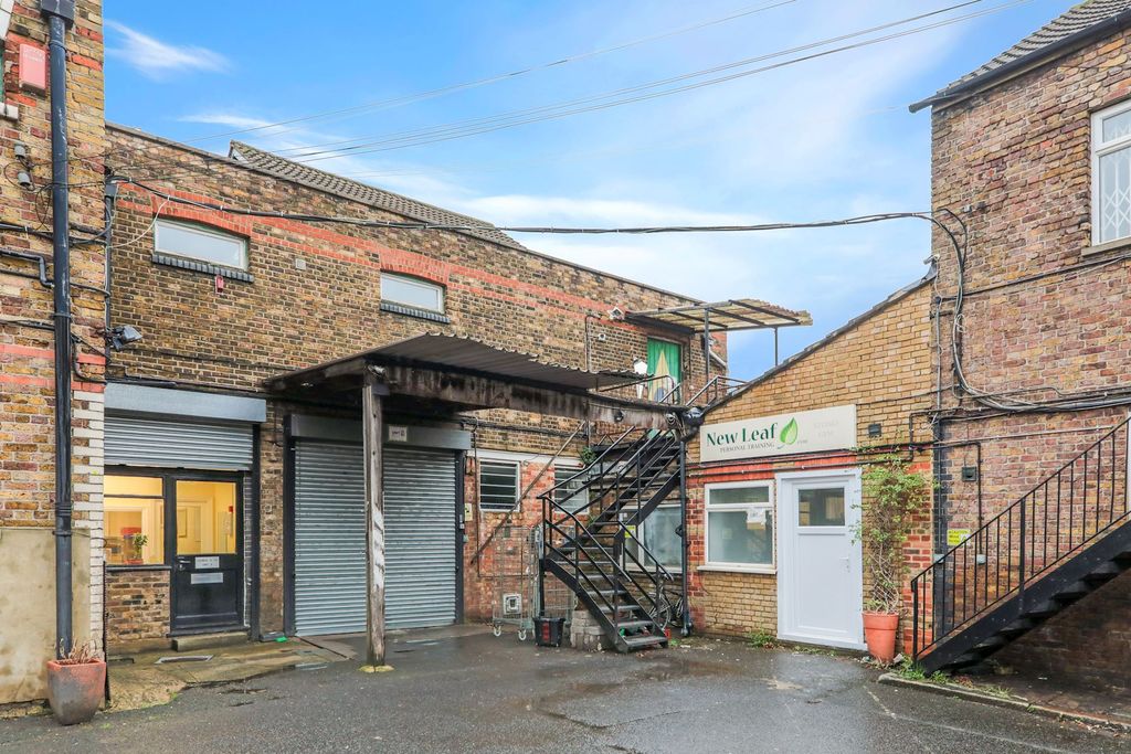 Property photo 1 of 15 15-6F6d81701-Jj-Dan-Unit 10 3 Wedmore Rd-59-Medium