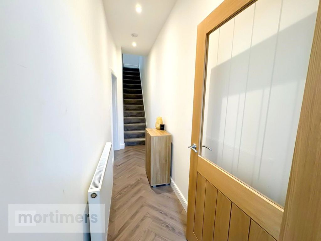 Property photo 2 of 22 Entrance Hall