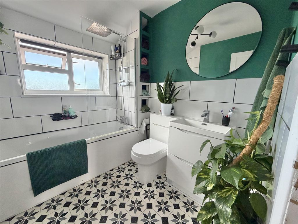 Property photo 2 of 16 Bathroom